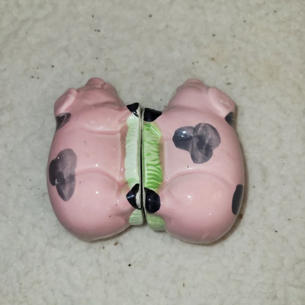 Salt & Pepper Shakers Classic Pink‎ Farm Pigs